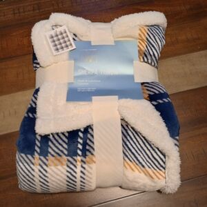 Plush Sherpa Throw Blanket - Navy & Gold Plaid